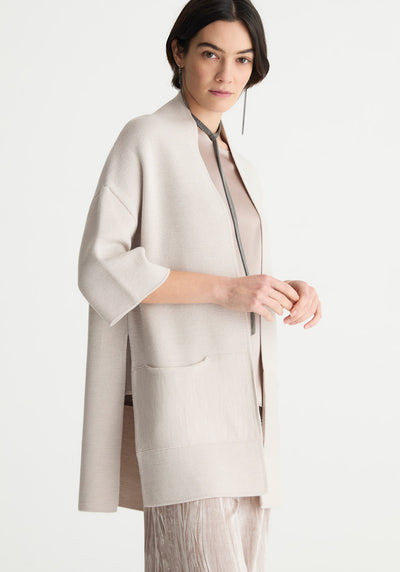 Cette veste en maille crème en laine mérinos est confectionnée à partir de 100 % de laine vierge, utilisant un tissu en maille fine « punto » pour une qualité et un confort exceptionnels.

This cream Merinos knitwear jacket is crafted from 100% virgin wool, utilizing a fine punto knit fabric for exceptional quality and comfort.

boutique femme laval montreal importations 