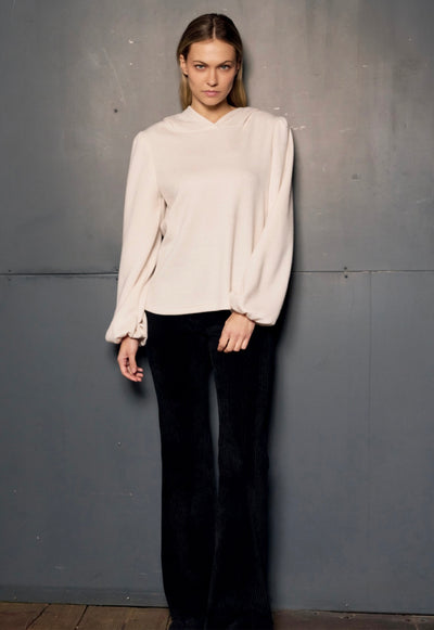 This Italian-made sweatshirt combines style and comfort flawlessly, making it an excellent choice for everyday casual wear with a fashionable edge.  haut femme avec capuchon 