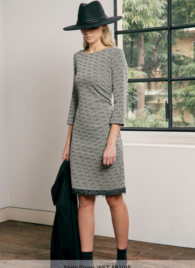 This tailored dress features exquisite embellishments at the hem and is crafted in Italy  .robe sintré 