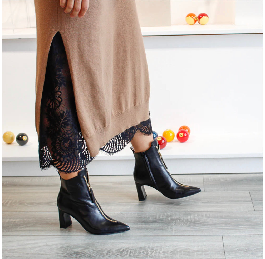 Glamorous Black ankle boots with gold zipper front 36